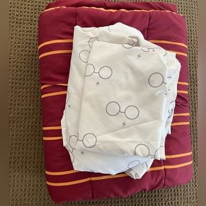 Harry Potter Twin comforter and matching sheet set with pillow case.